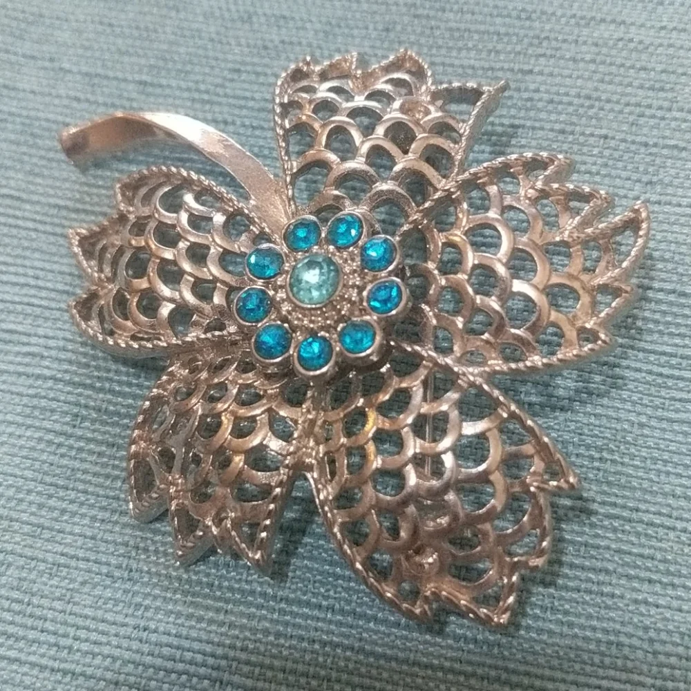 None brooch silver